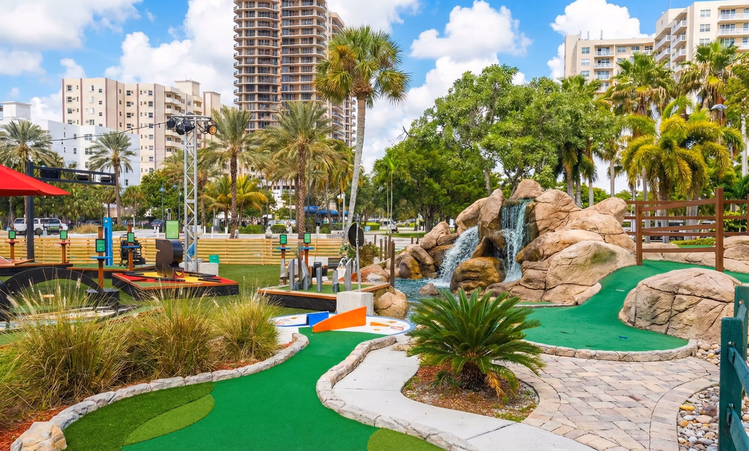 Mini golf course in Fort Lauderdale suitable for kids, families, couples, and all age groups
